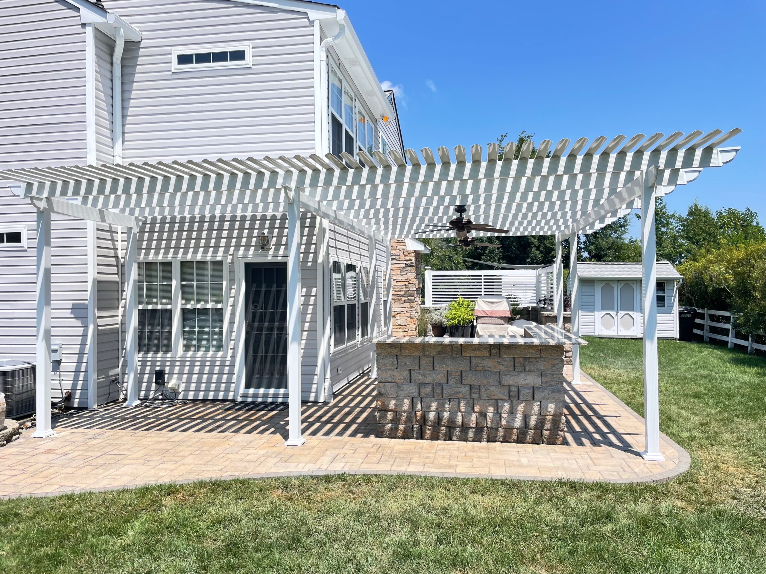 Aluminum pergola with sleek design